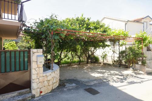 Zahrada ubytování Apartment Grebastica 4881a