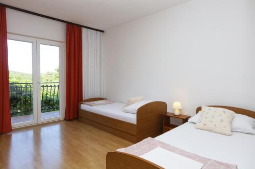 Posteľ alebo postele v izbe v ubytovaní Apartment Grebastica 4881a