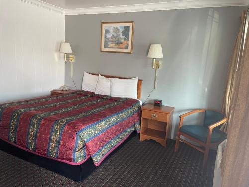 Ένα ή περισσότερα κρεβάτια σε δωμάτιο στο Lark Motel Willits