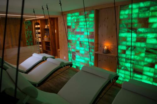 a room with green lights on the wall at Landhotel Föhrenhof Ellmau in Ellmau