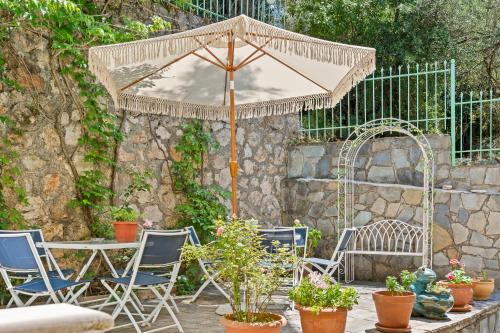Un jardín fuera de Hotel Selini