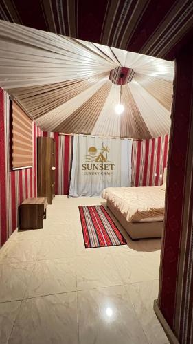 a bedroom with a bed and a sign on the wall at Sun Set Luxury Camp in Disah