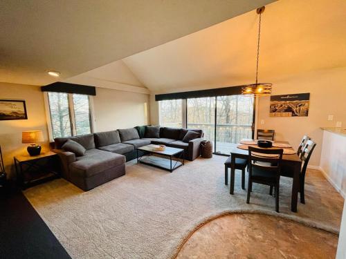 a living room with a couch and a table at Beautiful Mountain Getaway - Walk to Everything! in Lyndhurst