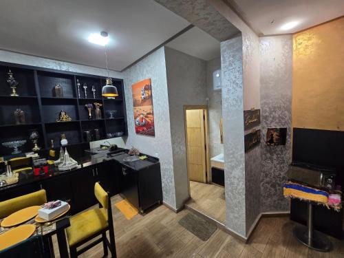 una camera con cucina e sala da pranzo di Centre ville Plage studio appartement pour famille et personnes sérieuses SVP a El Jadida