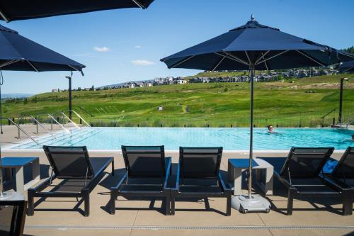 Bazén v ubytování Predator Ridge Resort nebo v jeho okolí