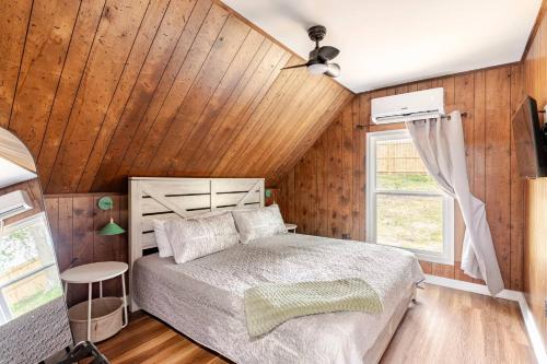 Ένα ή περισσότερα κρεβάτια σε δωμάτιο στο *NEW* HotTub, ClimbingWall, FullyFenced, EVcharger