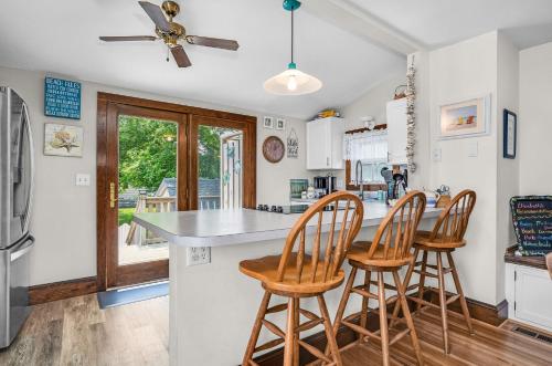 Posezení v ubytování Sunset Bay Cottage - Main Street charm with water views!