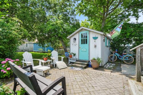 Zahrada ubytování Sunset Bay Cottage - Main Street charm with water views!