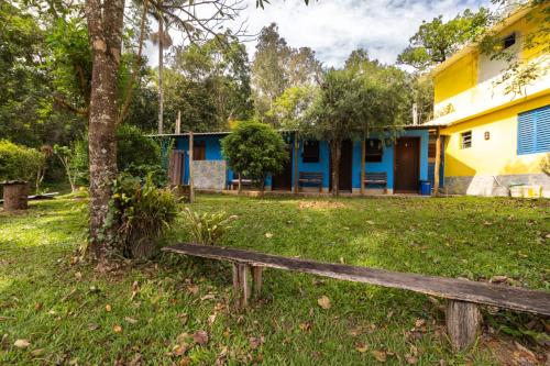 eine Bank vor einem Haus in der Unterkunft recanto mineiro in São Lourenço
