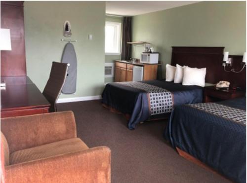 Ένα ή περισσότερα κρεβάτια σε δωμάτιο στο Perth Plaza Inn & Suites