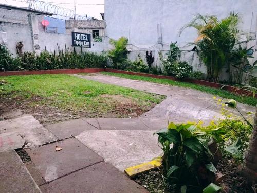 Un jardín fuera de Hotel Tepepul Kaan