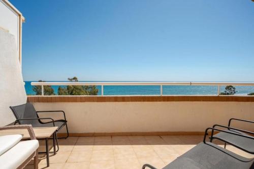 a balcony with chairs and a view of the ocean at Vistas Mágicas Mar Mediterraneo in Oropesa del Mar