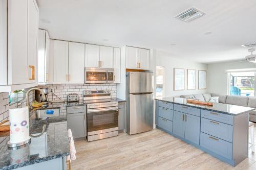 Η κουζίνα ή μικρή κουζίνα στο Steps to Canal St James City Home with Dock