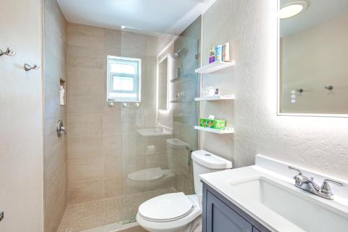 Ένα μπάνιο στο Steps to Canal St James City Home with Dock
