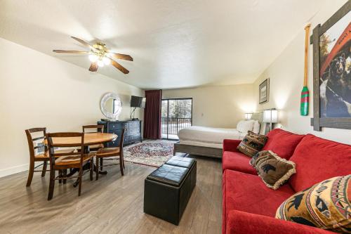 ein Wohnzimmer mit einem roten Sofa und einem Tisch in der Unterkunft 233 Bldg C condo in Truckee