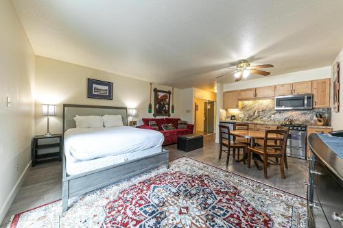 ein Schlafzimmer mit Bett und eine Küche mit Tisch in der Unterkunft 233 Bldg C condo in Truckee