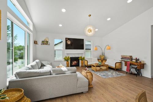 New build-beautiful lake view-5beds 12 sleepingにあるテレビまたはエンターテインメントセンター