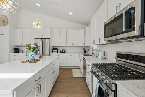 New build-beautiful lake view-5beds 12 sleepingにあるキッチンまたは簡易キッチン