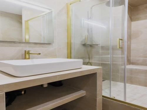 a bathroom with a sink and a shower at Cosy Apartment - 1BR 2P- Saint-Cloud in Saint-Cloud