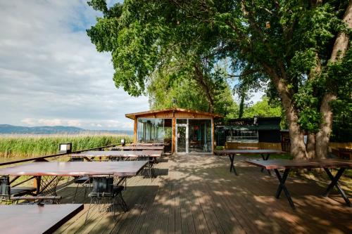 eine Gruppe Picknicktische vor einem Gebäude in der Unterkunft Meca Deluxe Otel Sapanca in Sapanca