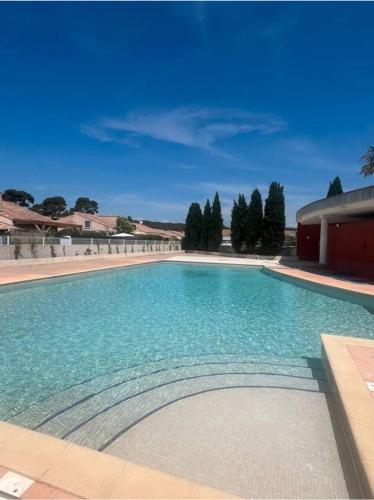 une grande piscine avec de l'eau bleue dans l'établissement Villa climatisé entre Montpellier est Sete proche des plages, à Vic-la-Gardiole