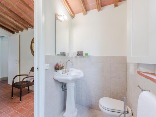Ένα μπάνιο στο Apartment in Tuscany with Scenic Pool Views