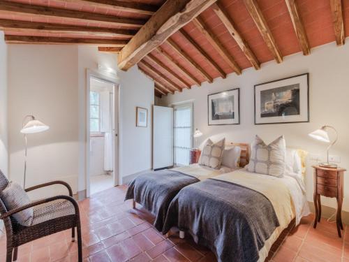 Ένα ή περισσότερα κρεβάτια σε δωμάτιο στο Apartment in Tuscany with Scenic Pool Views