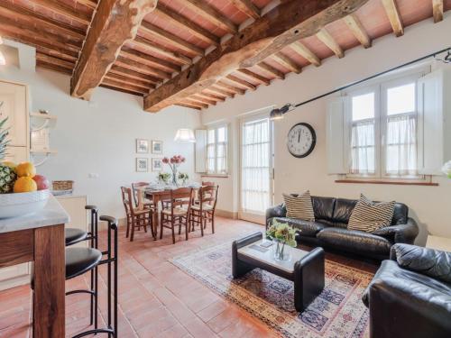 Χώρος καθιστικού στο Apartment in Tuscany with Scenic Pool Views