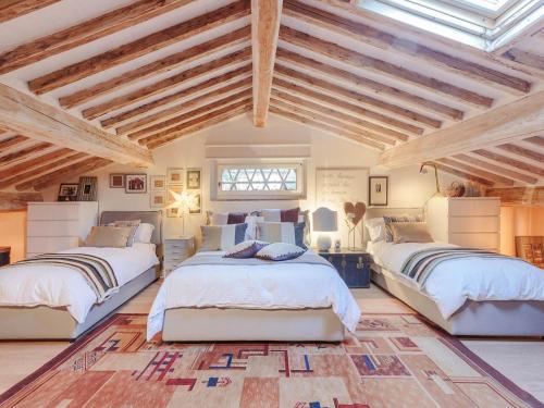 Una cama o camas en una habitación de Villa in Camaiore with Pool & Tuscan Views