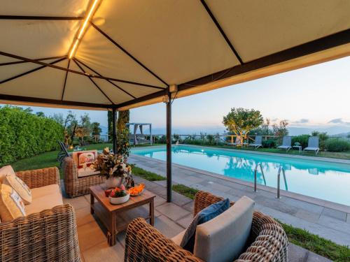 Πισίνα στο ή κοντά στο Villa with Pool and Vineyard Views