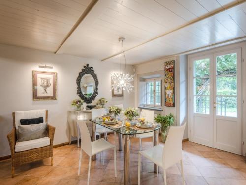 Ruang duduk di Farmhouse in Lucca with Jacuzzi Garden