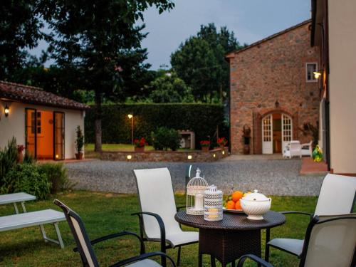 Κήπος έξω από το Villa in Tuscany near Montecarlo Wine Cellars
