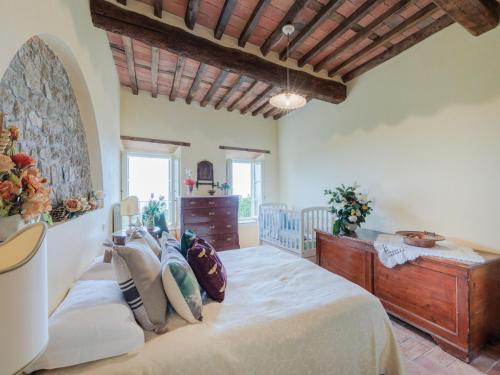 Ένα ή περισσότερα κρεβάτια σε δωμάτιο στο Villa with Pool and Vineyard Views