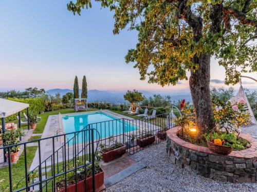 Πισίνα στο ή κοντά στο Villa with Pool and Vineyard Views