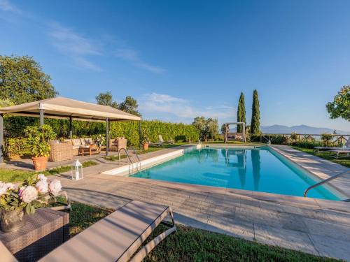 Πισίνα στο ή κοντά στο Villa with Pool and Vineyard Views