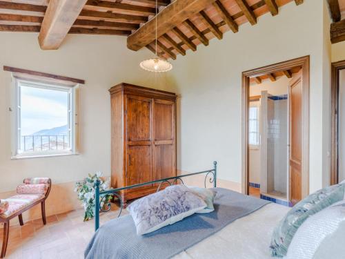 Ένα ή περισσότερα κρεβάτια σε δωμάτιο στο Villa with Pool and Vineyard Views