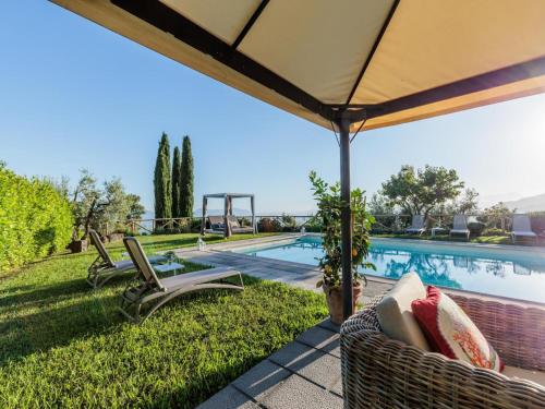 Πισίνα στο ή κοντά στο Villa with Pool and Vineyard Views