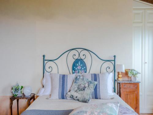 Ένα ή περισσότερα κρεβάτια σε δωμάτιο στο Villa with Pool and Vineyard Views