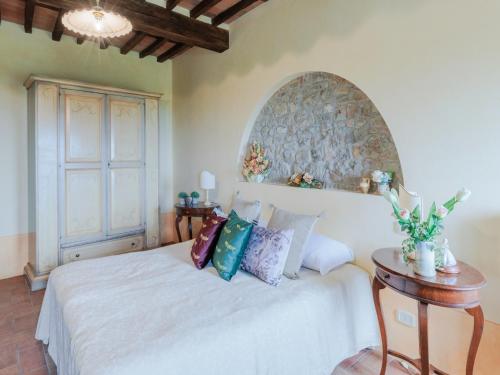 Ένα ή περισσότερα κρεβάτια σε δωμάτιο στο Villa with Pool and Vineyard Views