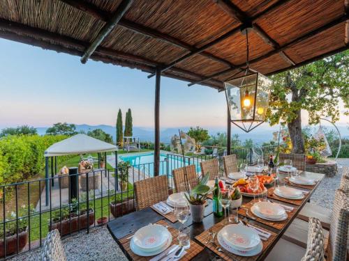Πισίνα στο ή κοντά στο Villa with Pool and Vineyard Views