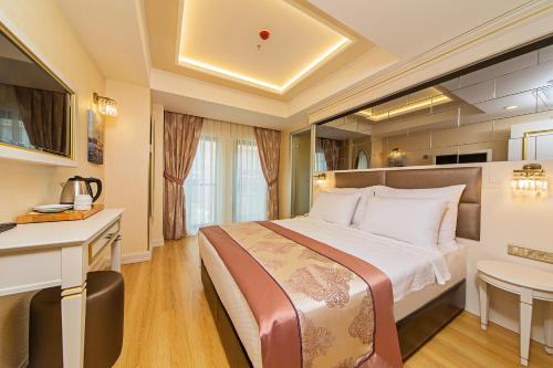 Кровать или кровати в номере Grand Naki Hotel
