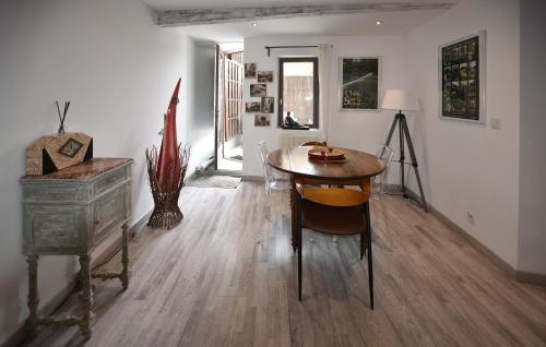 un salon avec une table et un bureau dans l'établissement Beautiful Home In Lisle-Sur-La-Sorgue, à LʼIsle-sur-la-Sorgue