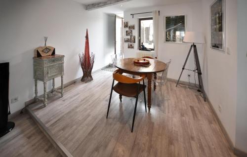 une salle à manger avec une table et une caméra dans l'établissement Beautiful Home In Lisle-Sur-La-Sorgue, à LʼIsle-sur-la-Sorgue