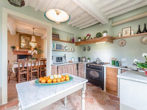 Villa in Tuscany with Panoramic Vineyard Viewsにあるキッチンまたは簡易キッチン