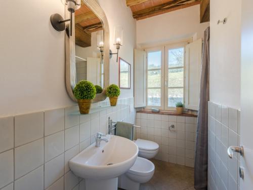 Koupelna v ubytování Apartment in Tuscany with Pool and Scenic Views