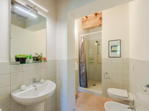 Ένα μπάνιο στο Apartment in Tuscany with Stunning Views