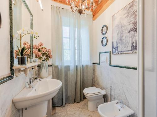 Bilik mandi di Villa in Tuscany with Private Pool & Hill Views