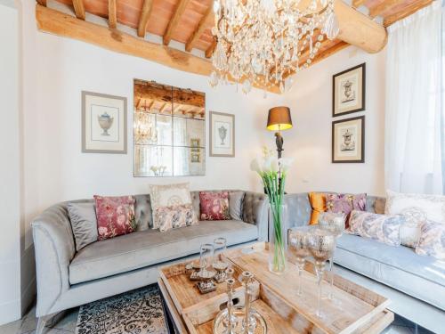 Ruang duduk di Villa in Tuscany with Private Pool & Hill Views