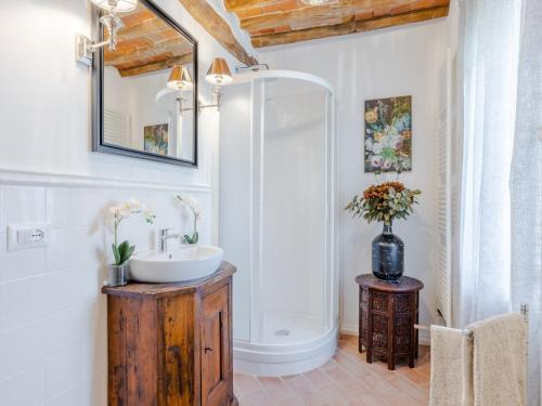 Bilik mandi di Villa in Tuscany with Private Pool & Hill Views