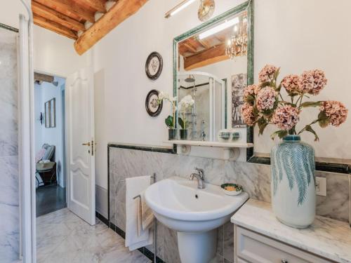 Bilik mandi di Villa in Tuscany with Private Pool & Hill Views